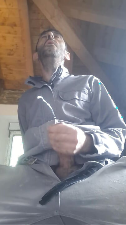 Albañil se hace una paja asta correrse