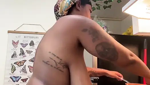 Чернокожую большую попку тверкают обнаженной на кухне во время приготовления пищи