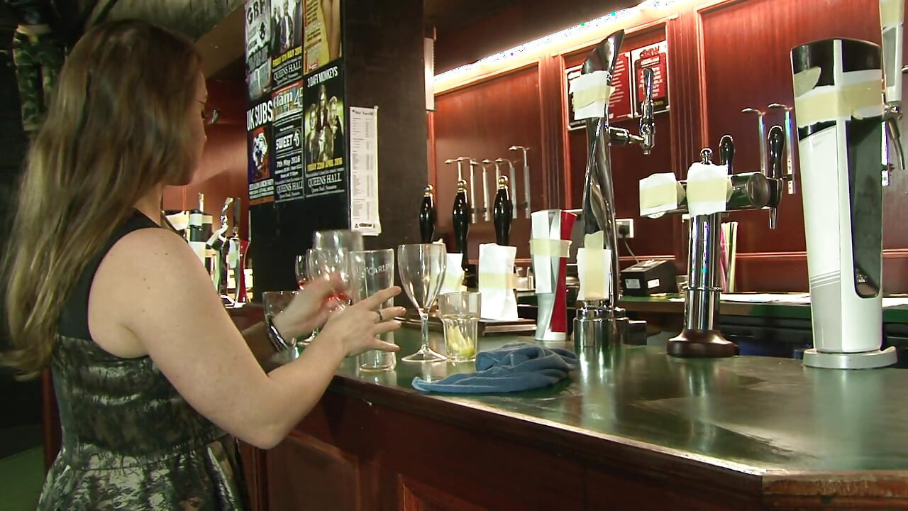 Brunette pantat besar berbulu disodok dan dicrot di muka