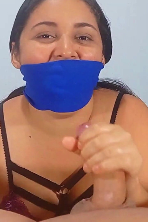 Preko usta Čarapa Ugušena 20-godišnja Latina amaterka Drka kao profesionalka!