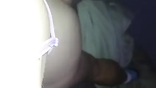 Ich wichse beide eine paw und helfe ihm, auf ihrem arsch zu beenden