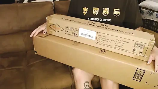 Horny Housewife Seduces the Ups Girl Pussy Eating