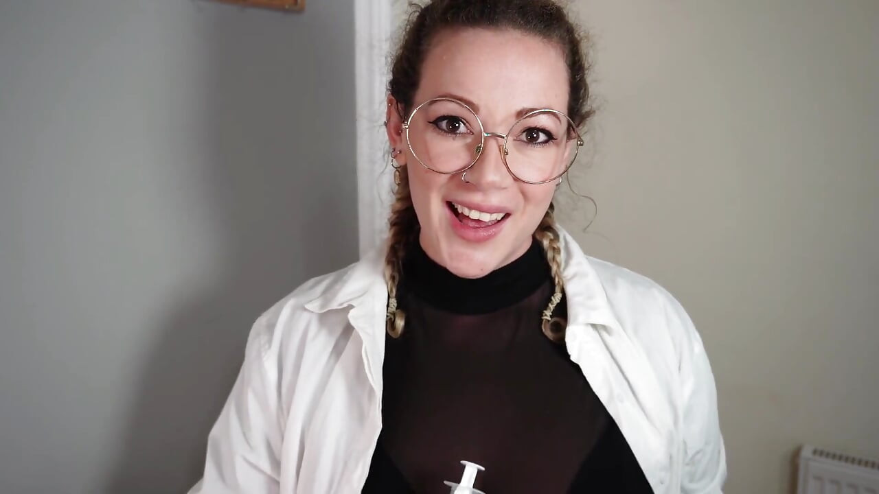 Giantess：科学家收缩她的教授