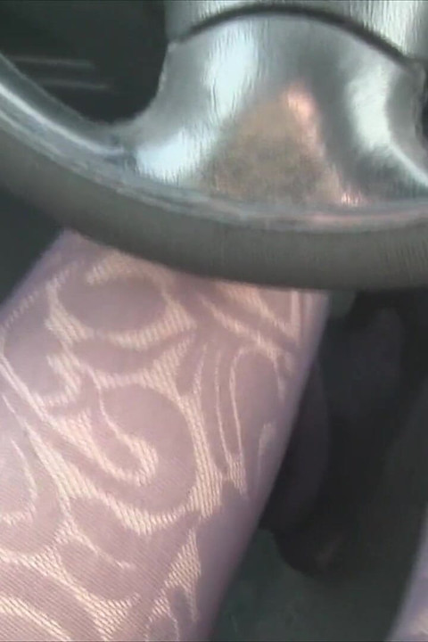 Footjob Nyllady's do zmiany biegów i koło w wzorzystych rajstopach