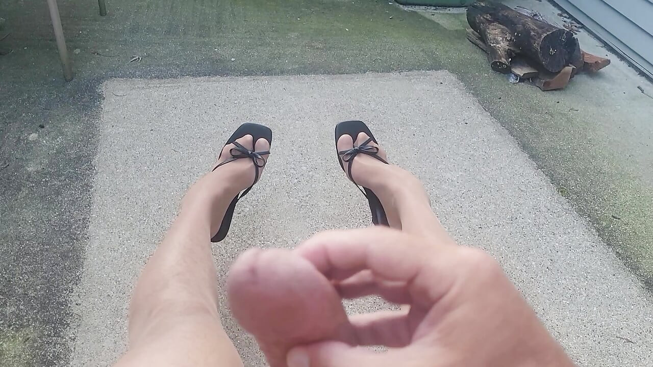 Outdoor jacking offf in nylons and Heels I Love Cum!!