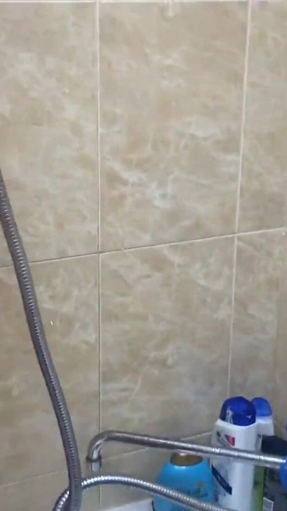 Μητριά με μεγάλα βυζιά κάνει μπάνιο στο μπάνιο | Κλιπ 1