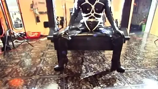 Bdsm mit maskiertem mädchen in latex