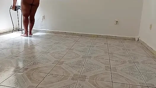 Дама, которая чистит дом