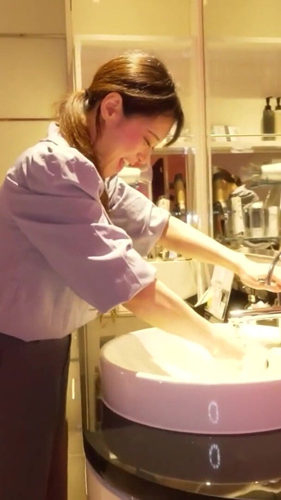 Uma senhora de escritório com seios generosos de taça H que faz sugar dating durante o horário de trabalho. | Clipe 1