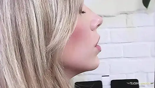 Sarışın büyük yarakla sert anal seks yaparken inliyor