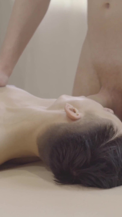 Logan si cowok berondong lagi asik nikmatin kontol besar tukang pijat yang lagi sange berat!