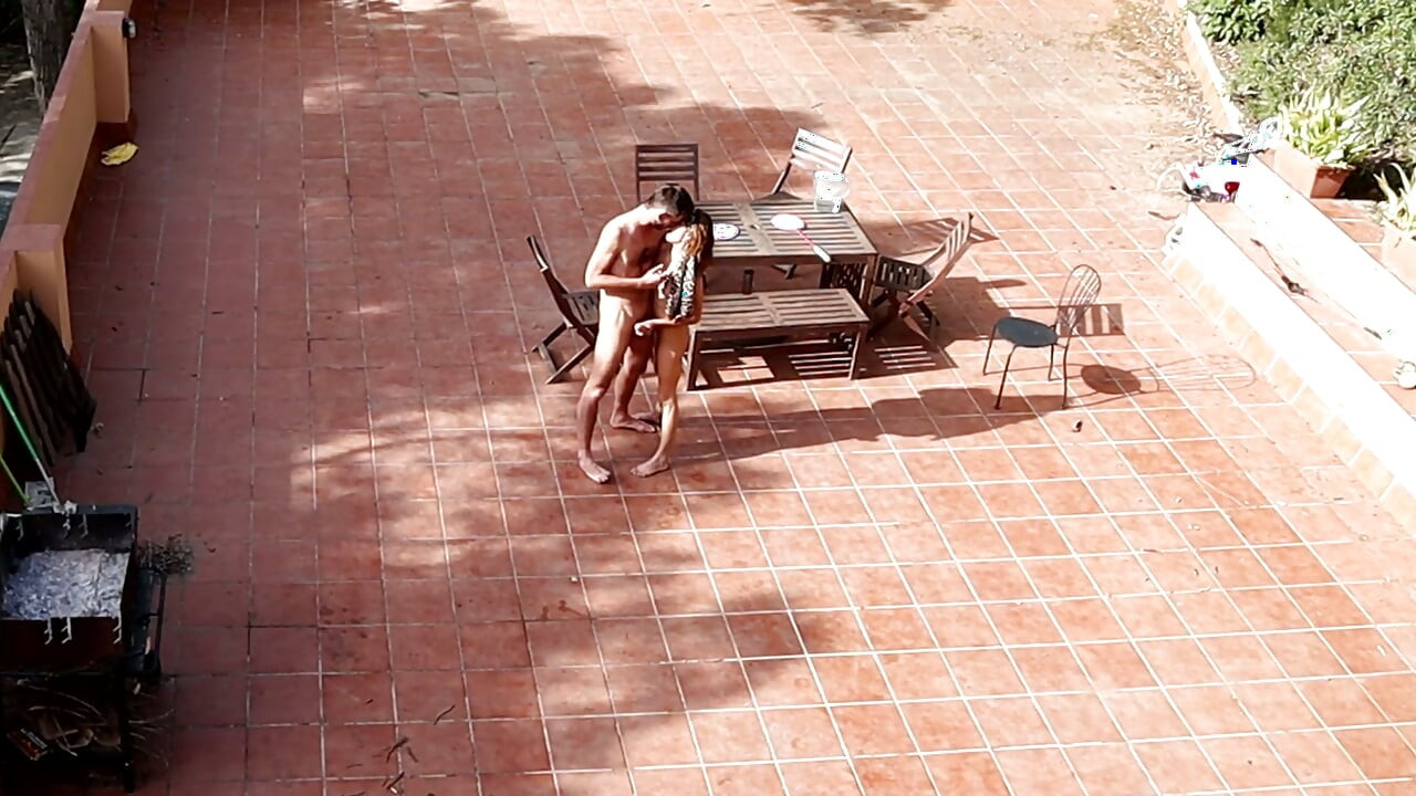 คู่รักถูกจับได้ขณะเย็ดกันในลานบ้าน