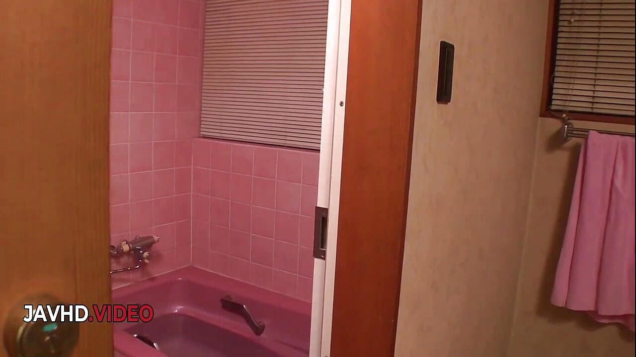 Kinky Japanese wife offers tempting blowjob then bath fun