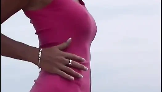 Tante hot rambut pirang 69 ngentot sama cowok beruntung di pinggir kolam renang, lalu ngentot kontolnya habis-habisan