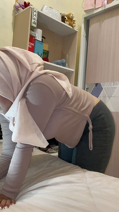 Adik tiri aku terlalu sempurna untuk dipercayai.
