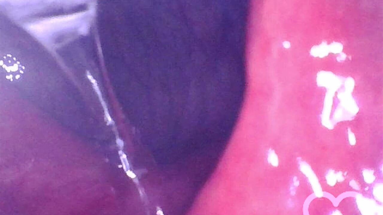 Olha para dentro do meu cu enquanto estou a levar um enema!