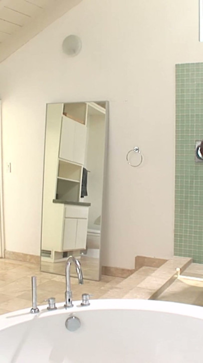 Adrianna Nicole gaat op haar knieën in de douche voor een | Clip 1