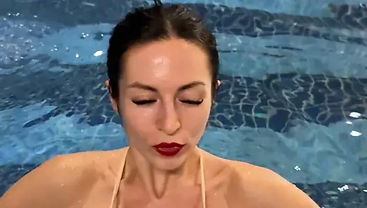 Ahegao halka açık havuz bikinisinde göğüslere tükürüyor