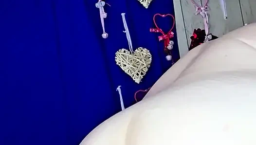 Танцует быстро обнаженной, он не может удержать это от ее шаловливой большой задницы