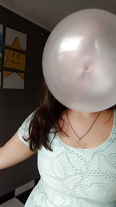 Bubblegum Close up Chew & Blow - Bunny Looner