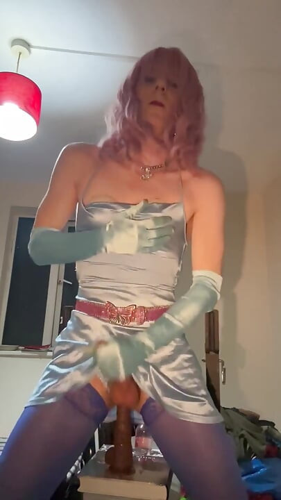 Jess seide reitet ihren dildo