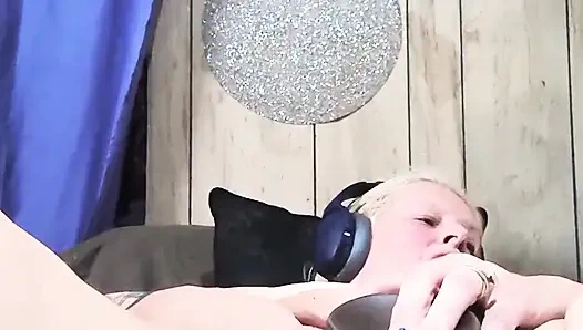 Cewek sange ini lagi asik muncrat pakai dildo ukuran raksasa sampai muncrat