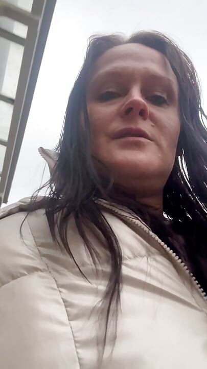 Bűnös titkok - a szünetben a gondozó asszisztens örömet szerez magának a park mosdójában