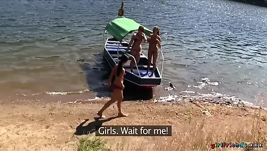 Girlfriends XXX - lesbischer gruppensex in der Öffentlichkeit