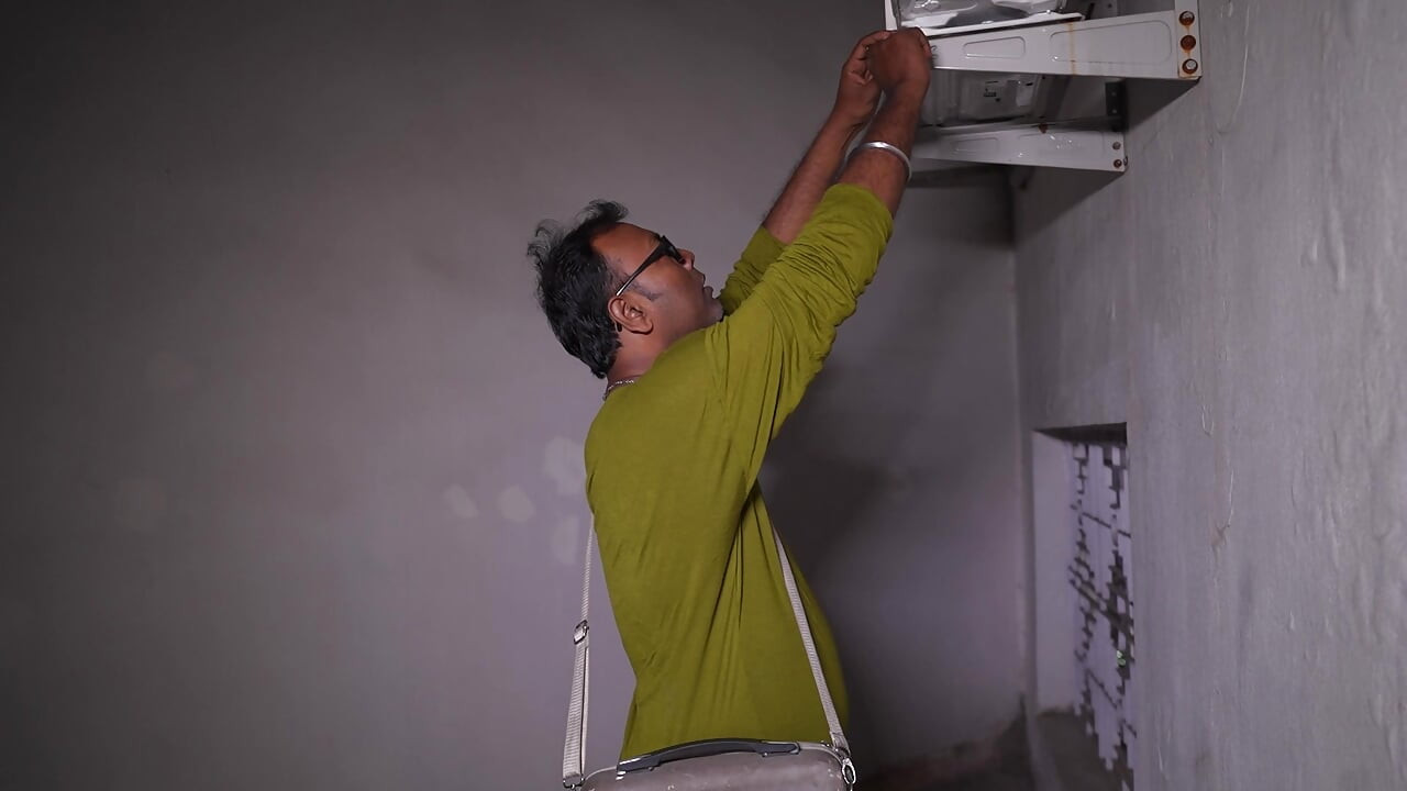 ilektrishiyan hot larki ko chodta hai
