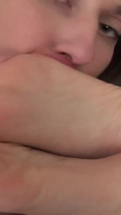 Kamryn and Paisley Worship Each Other's Feet in a Very Sensual Way. 100% Real Foot Fetish