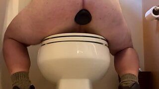 Plug anal no banheiro