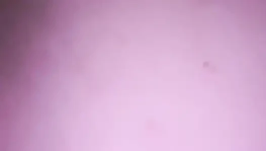 Sürtük tamircinin yarağını alıyor ve kocası yokken onu parmaklıyor