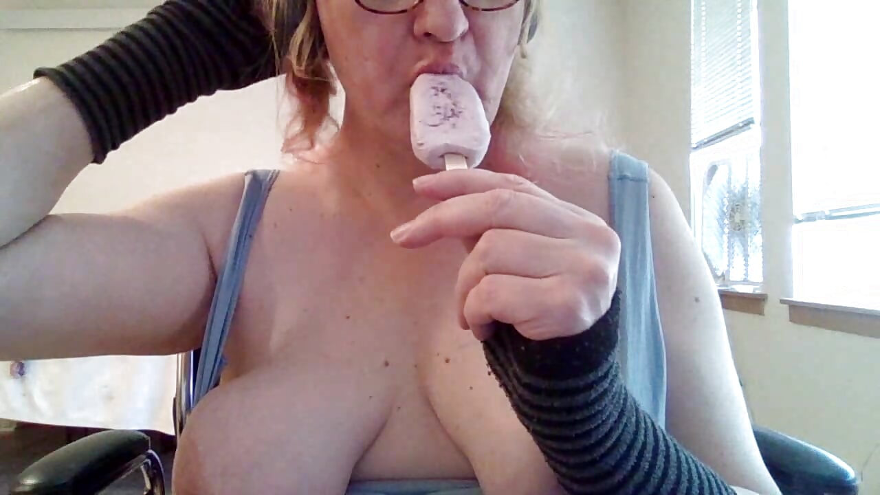 Принцеса їсть тане заморожене частування