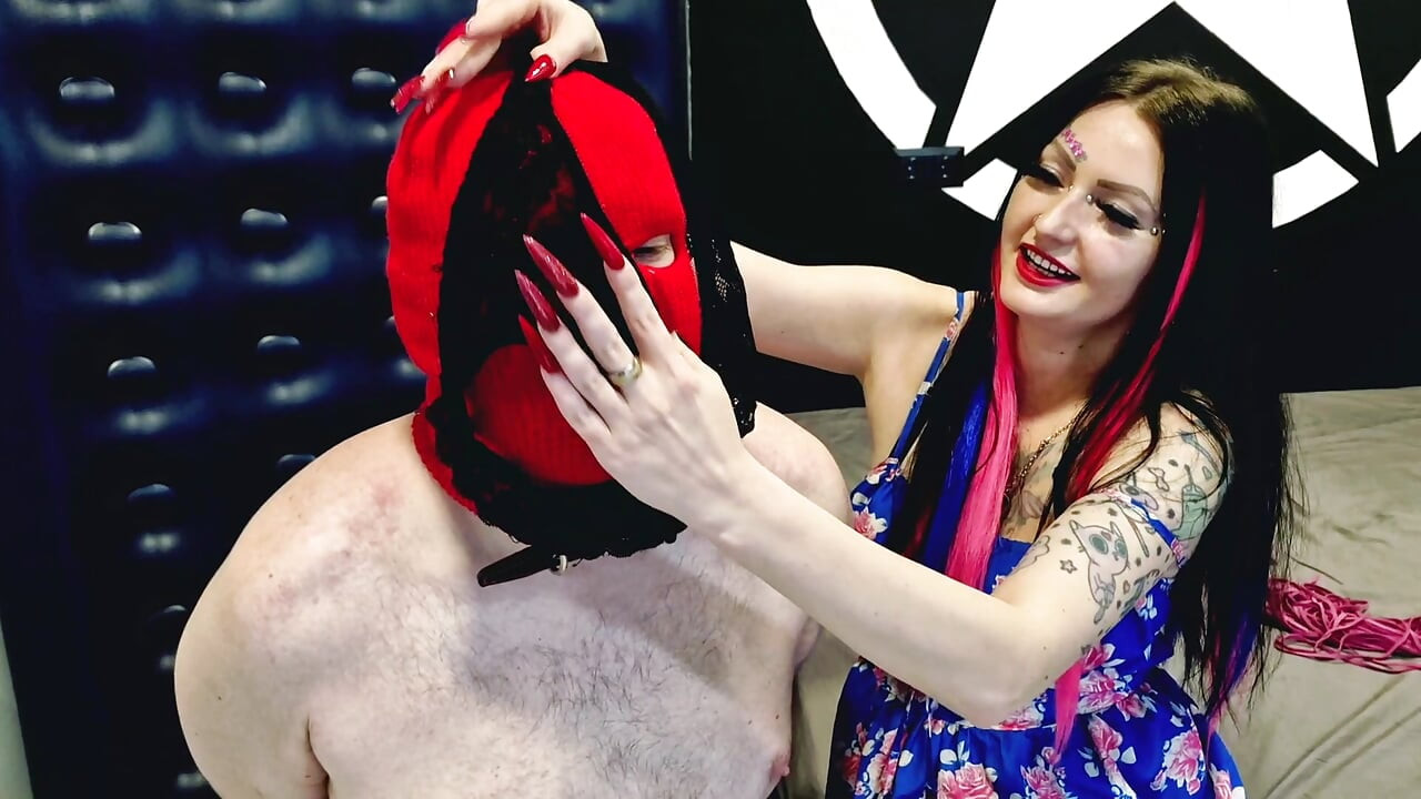 Fetiche de calcinha. Dominatrix Nika tira a calcinha e deixa a escrava desfrutar do perfume de sua calcinha. Cheirando calcinha suja