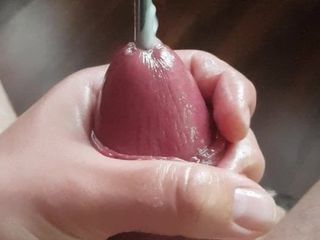 Fontaine à sperme par une énorme bite attachée huilée