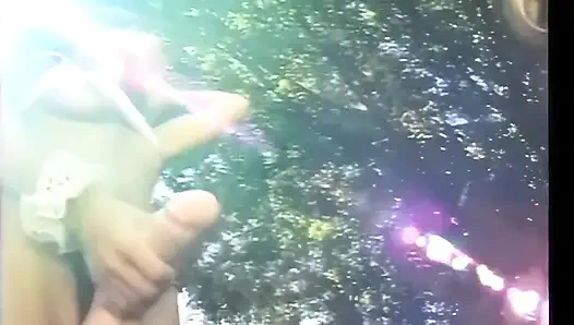 Ateşli sürtükler dildo ve takma yarakla çifte penetrasyondan hoşlanıyor