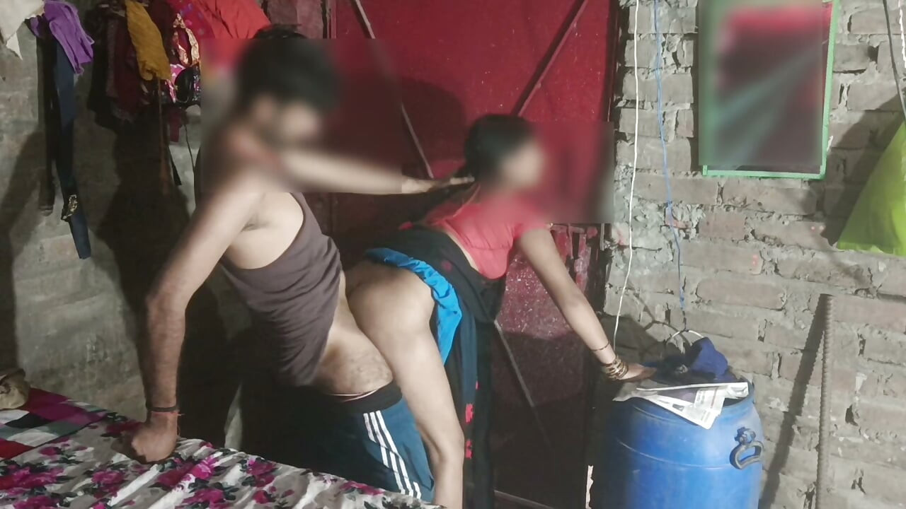 Sex secret în plină zi, cumnatul a intrat în camera cumnatei și a convins-o să se lase, apoi i-a supt sfârcurile, a ales-o pe cumnată, cumnata a aterizat cu mușchiul și s-a ridicat în fața doctorului.