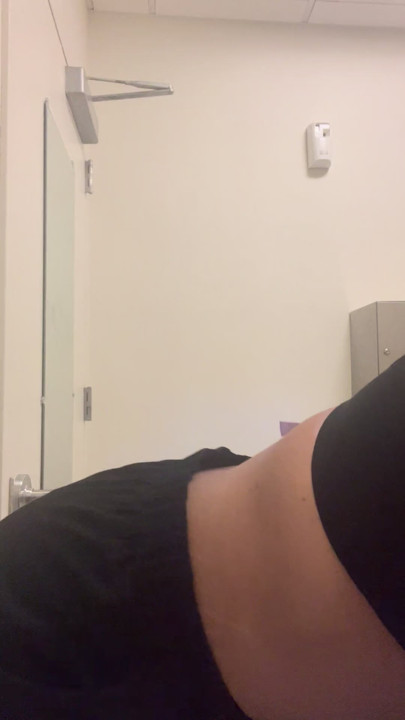 İş yerinde dikkatim dağıldı ve banyo lavabosunun içine boşalmaya başladım.