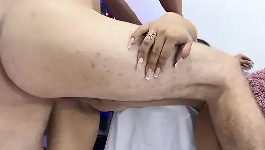 Büyük yarak güçlü bir fışkırtma boşalması ile bitene kadar zengin iri güzel kadının amına şaplak atıyor.