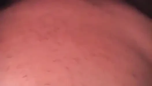 Küçük memeli curiois zenci bebek beyaz yarağa binmeyi seviyor
