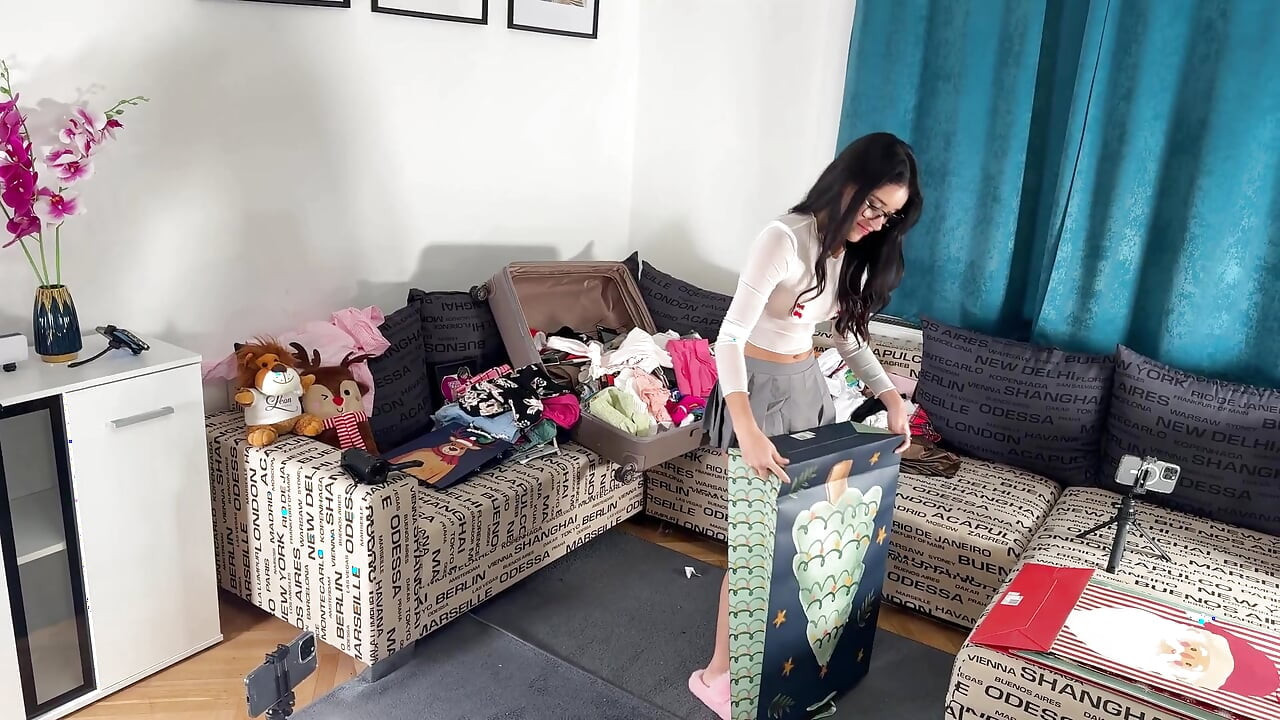 นี่คือลักษณะของปีใหม่ที่มีความสุขกับสองสาววิทยาลัยสุดสวยในการท้าทายชักว่าว CFNM สําหรับน้ําแตก