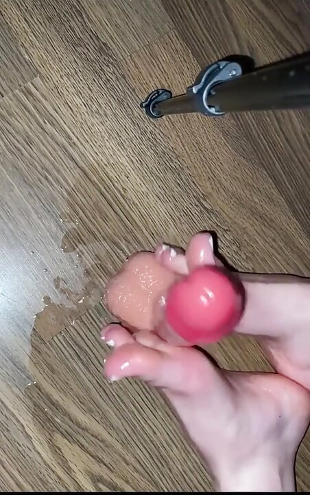 Mokra niechlujna praca stóp na dildo
