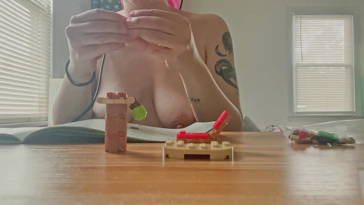 Clădire lego topless asmr