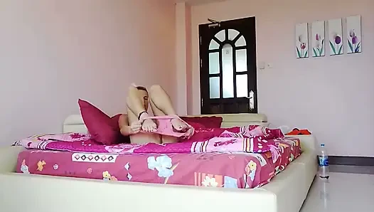 Трахаю пальцами свою киску