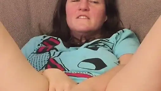 Difilmkan dengan iphone menggunakan dildo ungu besar untuk pertama kalinya