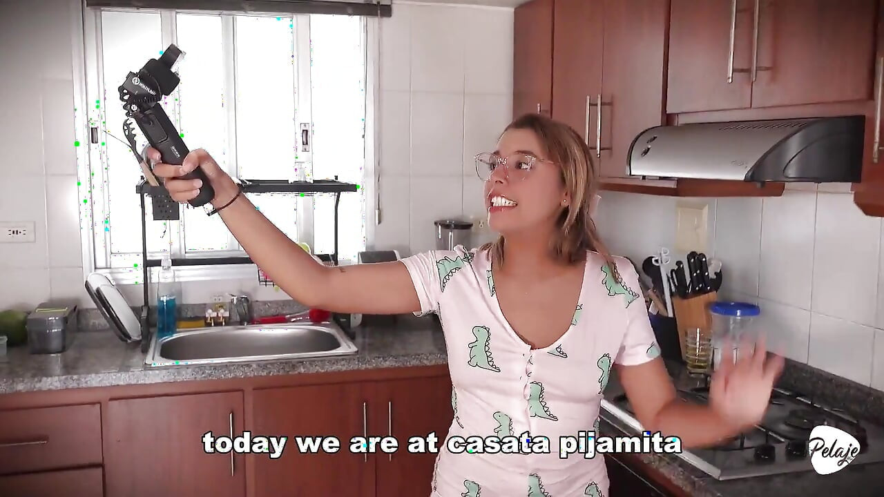 De meid neukt de groenten. Ze komt klaar in de keuken.