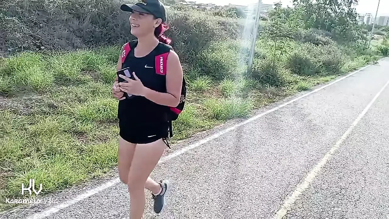 变态男人追逐我，给我看他的阴茎，我无法抗拒他让我的兴奋