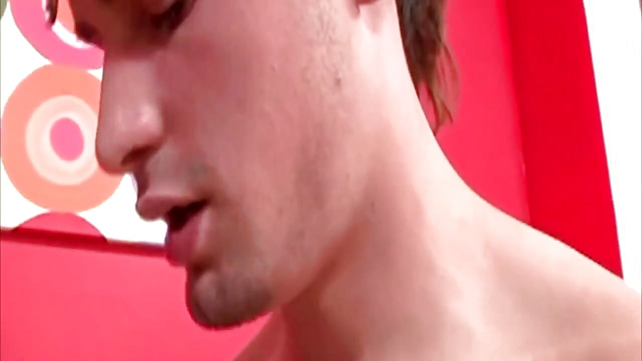 Insaciable joven rubia trans chupa y folla hasta facial