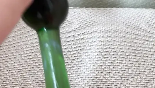 Она начинает играть возле зеркала и не останавливайтесь, пока не будет оргазм