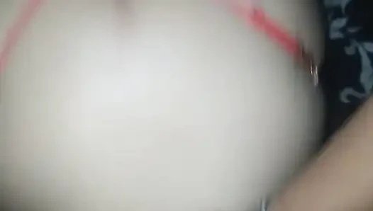 Güzel latin orta yaşlı seksi kadın kırmızı iç çamaşırlı sikişiyor